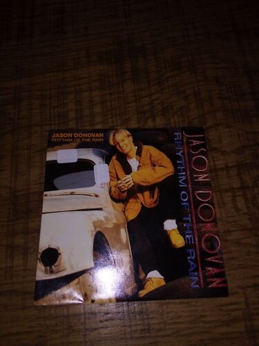 Vinyle 45 T. Jason Donovan ; Face A:Rhythm Of Tht Rain ; Face B :Story Of My Life ; Nom Propriétaire Sur Dos Pochette Occulté