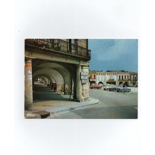Sauveterre-De-Guyenne - Les Couverts Et La Place.