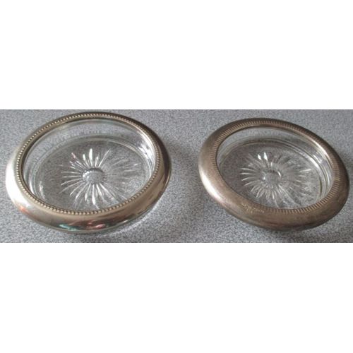 Deux Coupelles Anciennes En Verre Aux Fonds Travaillés En Forme De Marguerite Avec Bords Recouverts D'une Large Bordure De Métal Argenté Qualité Vb Silver Plate-Fabriquées En Italie-Diamètre Ext.10cm