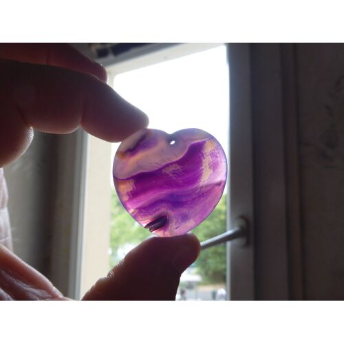 Pendentif Coeur En Agate. Violet, Blanc Et Doré Avec Une Petite Formation De Cristal. 4.1 Cm. Magnifique Pierre Aux Couleurs Harmonieuses. Parfaite Idée De Cadeau. Lot 1486