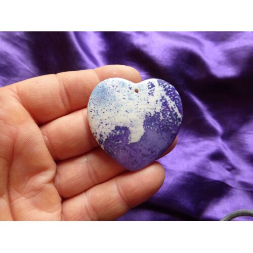 Pendentif Coeur En Jaspe. Violet Et Blanc. 4.6 Cm. Magnifique Pierre Aux Couleurs Harmonieuses, Une Véritable Merveille. Parfaite Pour Offrir. Lot 1472