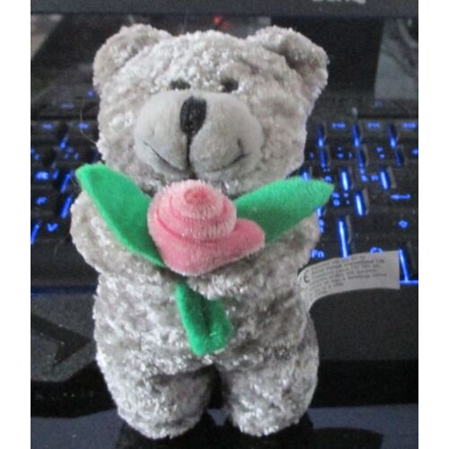 Petit Nounours En Peluche Gris Qui Tient Entre Ses Pattes Avant Une Fleur Rose Avec Feuilles Vertes (Cousue)-Longueur 14cm- Peut Tenir Debout S'il Est Calé-Peluche David Halsall Pour Jouet Ou Déco