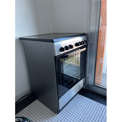 Cuisinière vitrocéramique Indesit