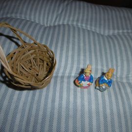 petit panier osier avec un couple de lapins