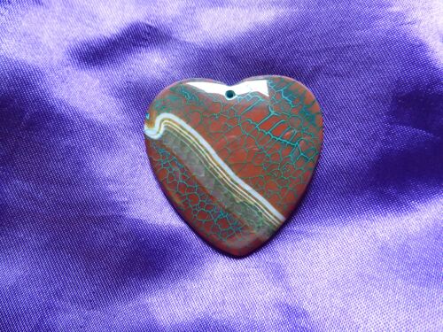 Pendentif Coeur En Agate. Rouge Avec Veines De Dragon. 4.8 Cm. Magnifique Pierre Aux Couleurs Harmonieuses, Une Véritable Merveille. Parfaite Pour Offrir. Lot 1393