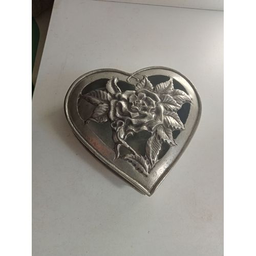 Boite En Etain Ancien En Forme De Coeur 12 Cm X11 Cm