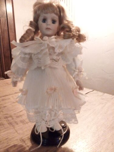 Poupée Porcelaine Sur Son Support