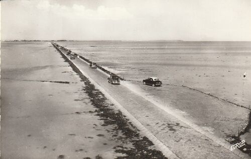 Ile De Noirmoutier .Vendée .Le Passage Du Gois À Marée Basse . Aire D' Arret