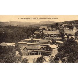 Carte Postale Debut Xx Eme Siecle N° 6 -Madagascar - College De Fianarantsoa Et Ecole Des Soeurs 14 Cm X 9 Cm - Non Ecrite