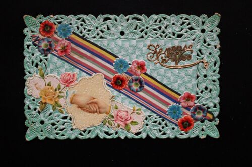 Carte Postale Ancienne Cpa Papier Ajouré (Comme De La Dentelle) "Je Pense À Vous" - Ruban Multicolore Et Fleurs Collées - A Circulé.