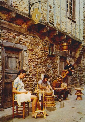 Naucelle . Aveyron . La Rue Du Four . Classee Maison Du Xv° Stage . Artisanat D Art