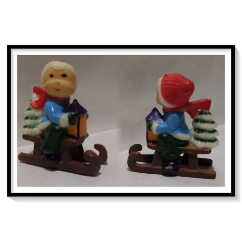 Figurine Noel - Petit Garçon Sur Une Luge Avec Un Sapin - 4.5cm