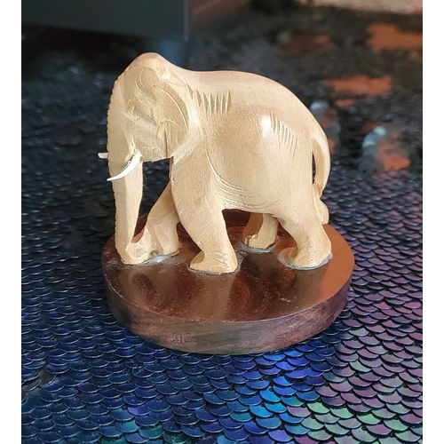 Statuette figurine en bois Eléphant sculpté sur socle - Produit