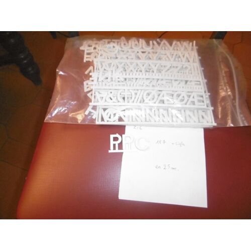 Jeu De Lettres Et Sigles En 25mm ( 187 ) Sous Sachet Variatex