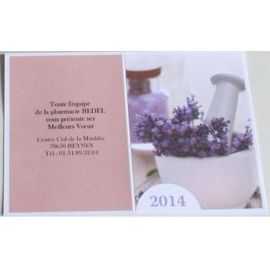 Calendrier De Poche Avec Une Belle Image D'une Plante Aux Fleurs Mauves Posée Dans Un Bol À Concasser Blanc - Année 2014 - Mention Publicitaire Au Dos D'une Pharmacie Des Yvelines - 15x10cm Ouvert