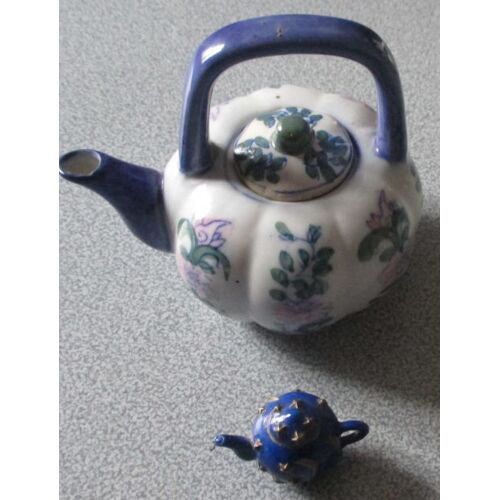 Théière Individuelle Vintage En Céramique Aspect Porcelaine Fond Blanc Décoré De Fleurs Roses Avec Feuillage-Anse Et Bec Verseur Bleu + 1 Mini Boule Bleue En Forme De Théière (3x3cm)