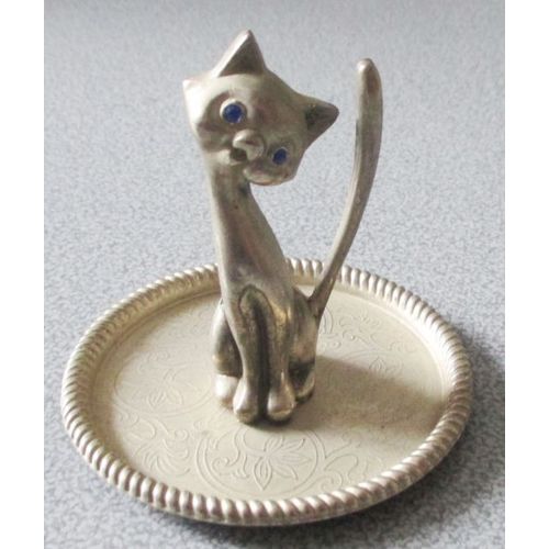 Coupelle ronde métal argenté avec de fins motifs et en son centre un gracieux chat aux 2 yeux bleus brillants à facettes-dessous feutrine bleue-8x8cm-pouvant servir de repose bijoux