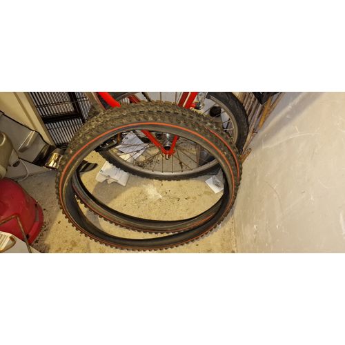 Vélo Décathlon Rouge Avec Pompe Et Pneus