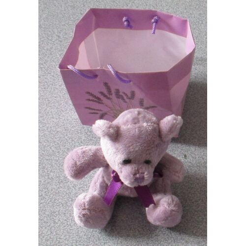 Petit Nounours Violet Avec Une Faveur Nouée À Son Cou-Adorable Mini Teddy Bear Lavander En Position Assise-Yeux Noirs Brillants-Hauteur 10cm-Placé Dans Une Mini Pochette Cadeau Qui Sent Bon La Lavande