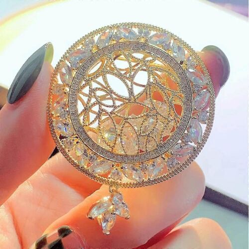 Broche Femme Français Élégant Rétro Ajouré Llace Diamant Disque Pendentif Broche Tempérament Super Flash Zirco