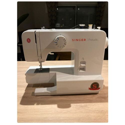 SINGER MACHINE A COUDRE PRATIC BRAS LIBRE COUTURE D TRANSPORT POIGNEE BOUTONIÈRE POINTS VARIÉS REGLAGE LARG LONG PÉDALE ELECTRIC VARIATEUR VITESSE PRELUDE COUSEUSE AUTOMATIC DEBUTANT CONFIRMÉ CREATION