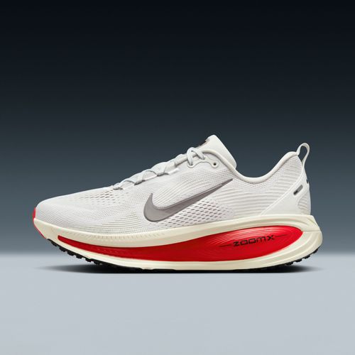 Chaussure De Running Sur Route Nike Vomero 18 Pour Homme Platinum Tint/siren Red/light Smoke Grey/metallic Pewter Hm6803001