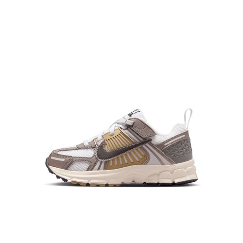 Chaussure Nike Vomero 5 Pour Enfant Metallic Pewter/parachute Beige/blanc/medium Ash Hf6999004