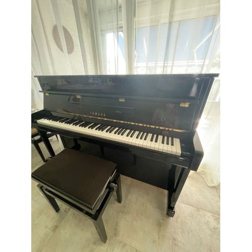 Piano Droit Yamaha Modèle B2 En Parfait État Fonctionnel Design Noir Brillant