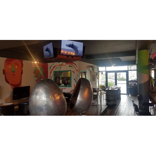 Fauteuil Design Egg Vintage 1960 Extérieur Patchwork De Pièces D'aluminium Fixeé Par Des Rivets, Forte Densité. Intérieur Cuir. + 2 Coussins En Cuirs. Assise Et Dos.