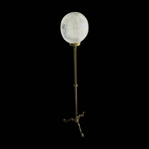 Lampadaire En Laiton Dor Et Globe Rond En Verre Dore