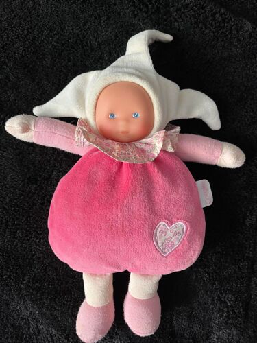 Doudou Poupée Lutin Grelot Semi Plat Collerette Fleurs Rose Foncé Corolle 27 Cm