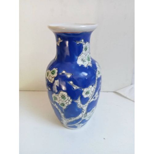 vase asiatique en porcelaine bleu hauteur 16 cm largeur 8 cm 270gr