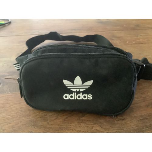 Sacoche Adidas. 10/20. Fabriqué en Indochine