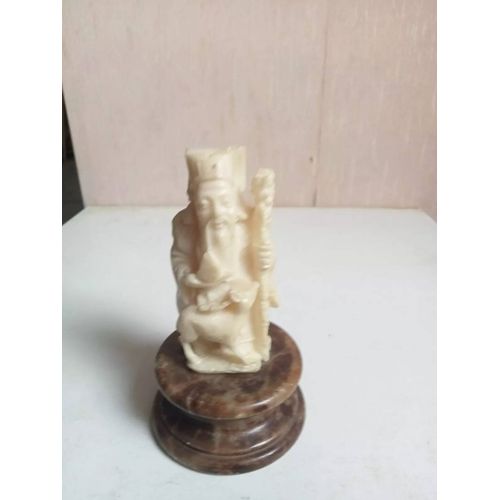 statuette ancienne art asiatique en porcelaine blanche de chine hauteur 12 cm sur support marbre
