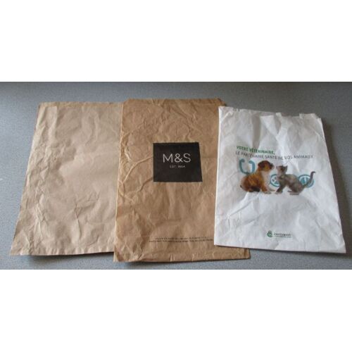Trois sachets simple papier -1 marron uni 27x30.5cm-1 marron papier recyclé marqué Marks & Spencer 23x35cm-1 blanc décoré petits animaux Centravet 22x29cm (2 faces différentes)