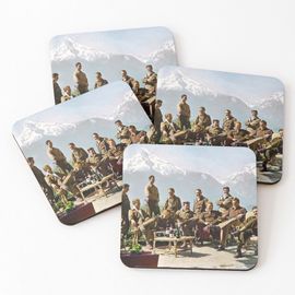 Liège Sous-Verres En Bois Dick Winters Et Sa Easy Company Se Prélassent Au Nid D'aigle, L'ancienne Résidence D'hitler Dans Les Alpes Bavaroises, 1945. 9,5 Cm Lot De 4 Pour Boissons Café Table