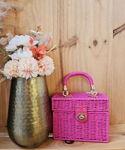 Sac rigide en raphia fait mains