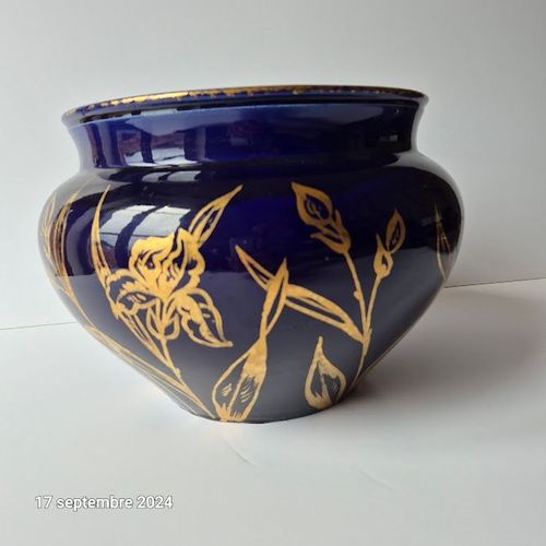 Grand cache pot ancien, Bleu de Sèvres émaillé et dorures