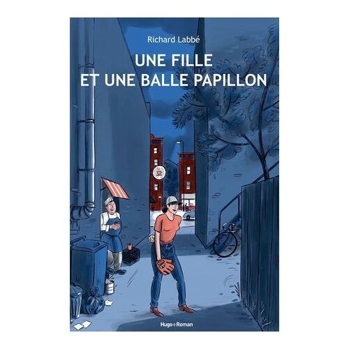Une Fille Et Une Balle Papillon