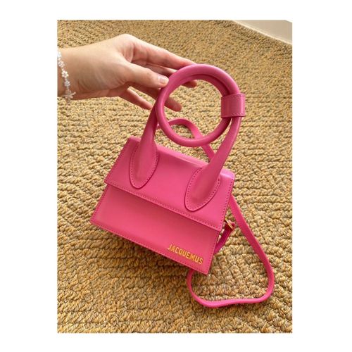 Jacquemus Paris Le Chiquito Noeud mini bag sac a main BANDOULIERE CUIR ROSE LUXE TRES FEMININ PETIT lanière amovible pour port à l épaule tres chic ceremonie habillé chic