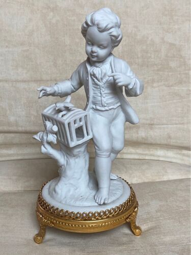 Figurine Garçon Sur Socle Unter Weiss Bach