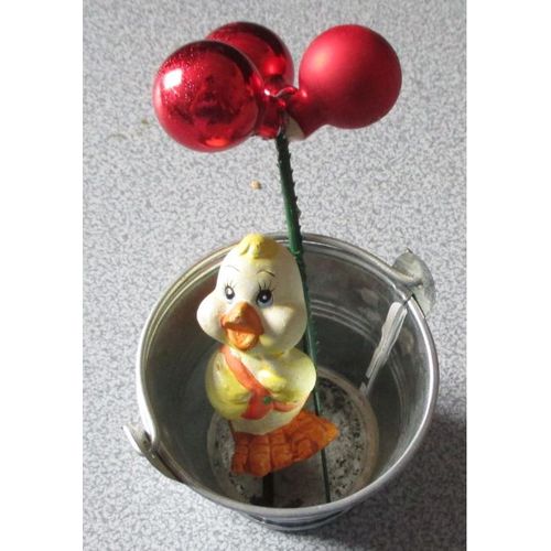 Lot décoratif pour plantes-Mini seau métal argenté avec son anse 7x5.5cm+ 3 boules rouges sur tige plastique à planter 2cm/tige 10cm + 1 figurine poussin de Pâques terre cuite à planter 6cm/tige 2.5cm