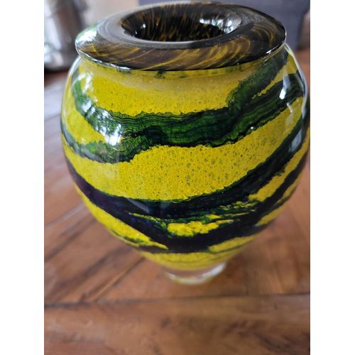 Superbe vase en verre soufflé de l'artiste Novaro de 1997 jaune avec des coulures bleu-marine