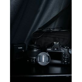 PACK REFLEX : CANON EOS 2000D 24.1 MPIX NOIR + OBJECTIF EF-S 18-55mm f/3.5-5.6 DC III + Etui de transport SB130 + Chargeur Canon LC-E10E + CACHE AV ET BOUCHON AR