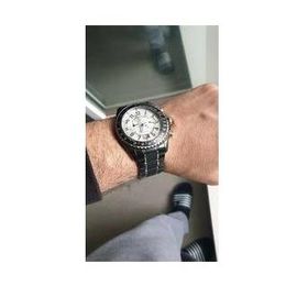 Montre Sport Suisse Cg Guess Collection Bracelet Homme Mode Prestige Quartz Chronographe Acier Noir Verre Saphir Échelle Tachymétric Lunette Cadran Argent Affichage Analogic Index Dateur