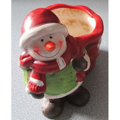 Père Noël À La Mine Réjouie En Céramique Rouge Avec Une Grande Hotte Derrière Son Dos Pour Y Loger Une Plante Verte- 15x13.5cm- Hotte Diamètre 9cm Profondeur 8cm