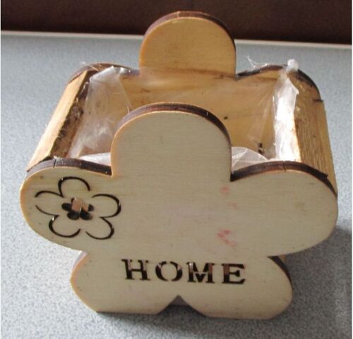 Mini caisse en bois clair en forme de trèfle découpé avec côtés ajourés et mention Home pour y loger une plante verte-intérieur doublé d'une feuille de plastique-14x13cm profondeur 8cm