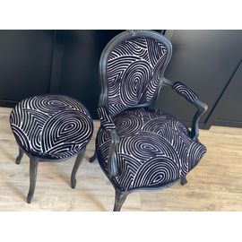 Ensemble Fauteuil Cabriolet Et Tabouret Assortis De Style