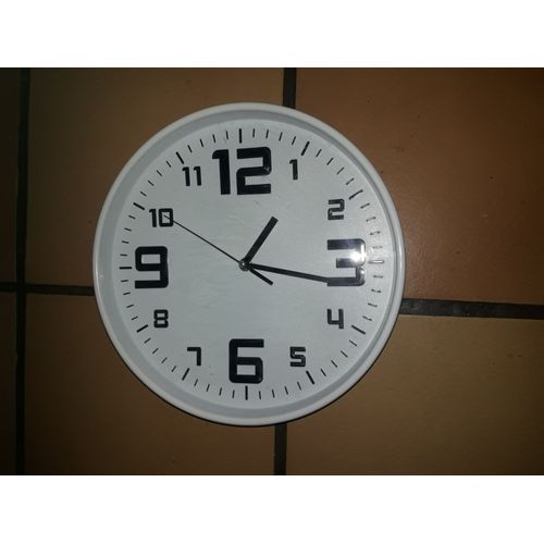 HORLOGE PENDULE MURALE BLANCHE 30 CM GROSSE MONTRE CHIFFRES LARGES AIGUILLES NOIRES TROTTEUSE HEURE MINUTES SECONDES TEMPS QUI S ECOULE A SUSPENDRE AU MUR INDICATION ANALOGIQUE HEURES DE LA JOURNÉE