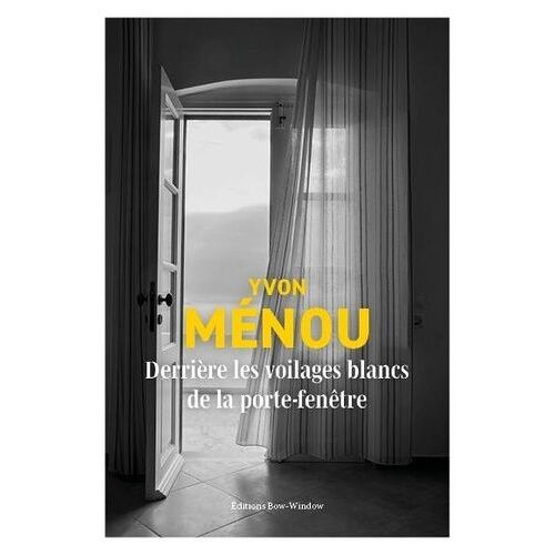 Derrière Les Voilages Blancs De La Porte-Fenêtre